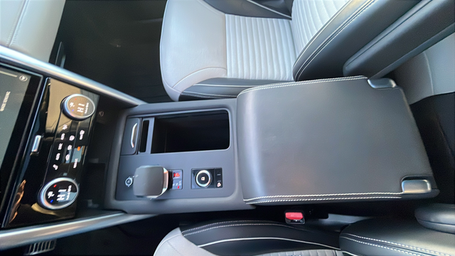 2023 Land Rover Discovery Metropolitan Edition